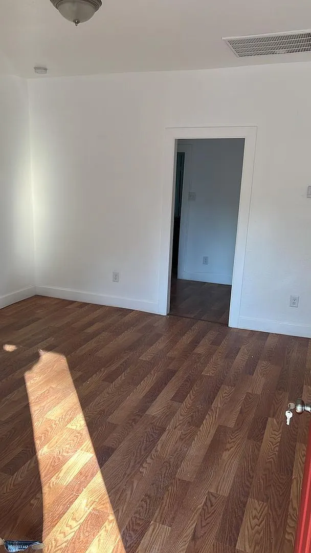 2825 Victoria St — Photo 2