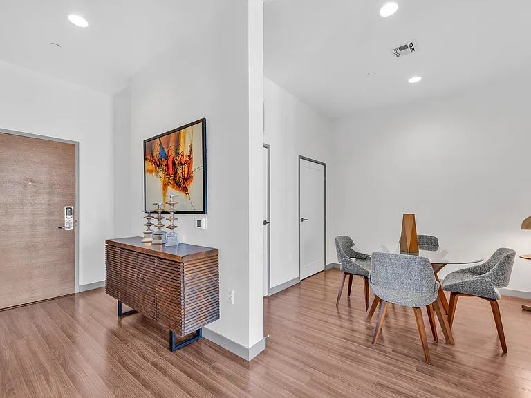 3033 Wilshire — Photo 17