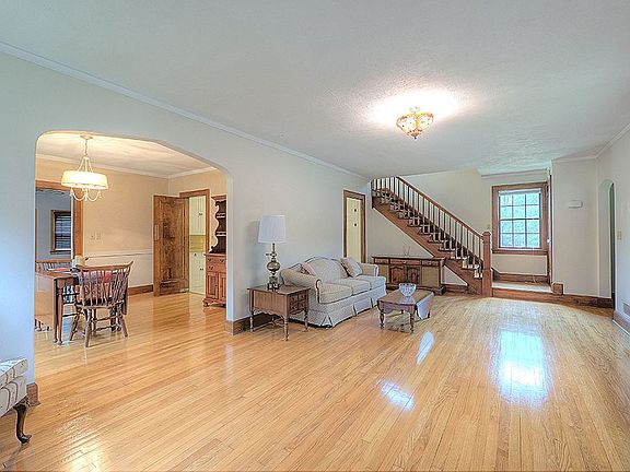 3rd image of 530 James Ave