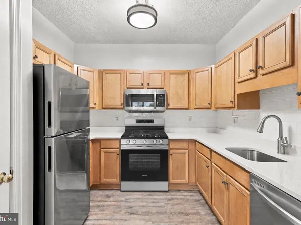 14300 Grape Holly Grv APT 15, Centreville, VA 20121