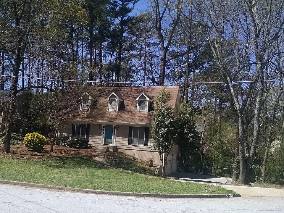 Cape Cod drive under garage