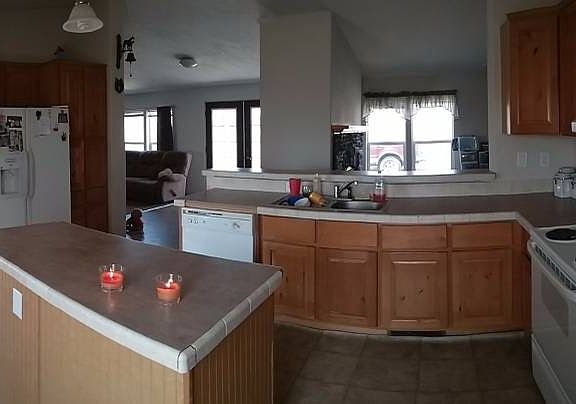 Dining & Kitchen Area