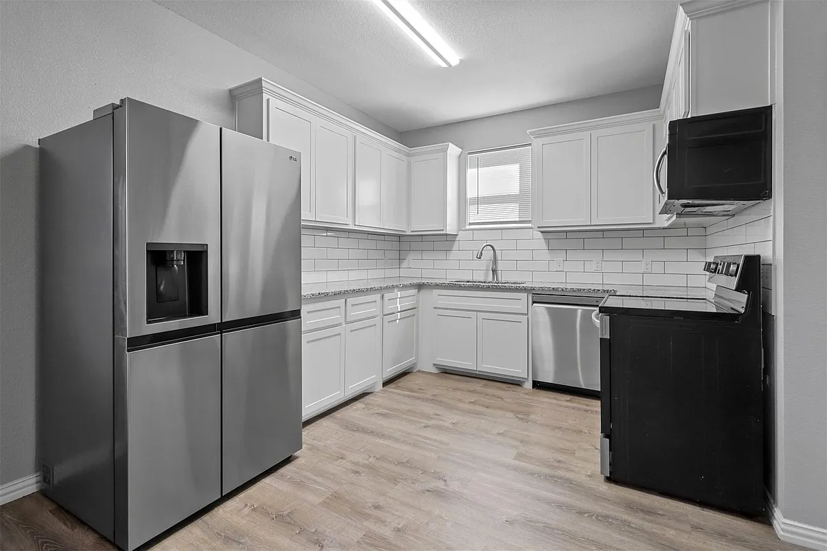 Building Photo - 527 E Ball St #525