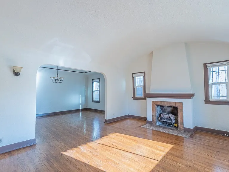 2226 S Redondo Blvd — Photo 5