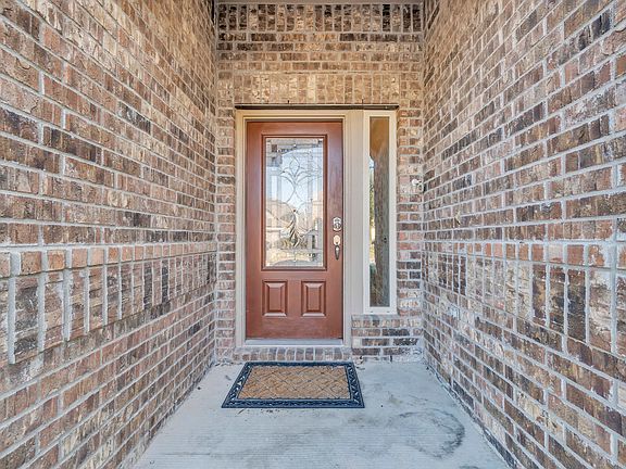 2nd image of 1911 Autumn Run Ln