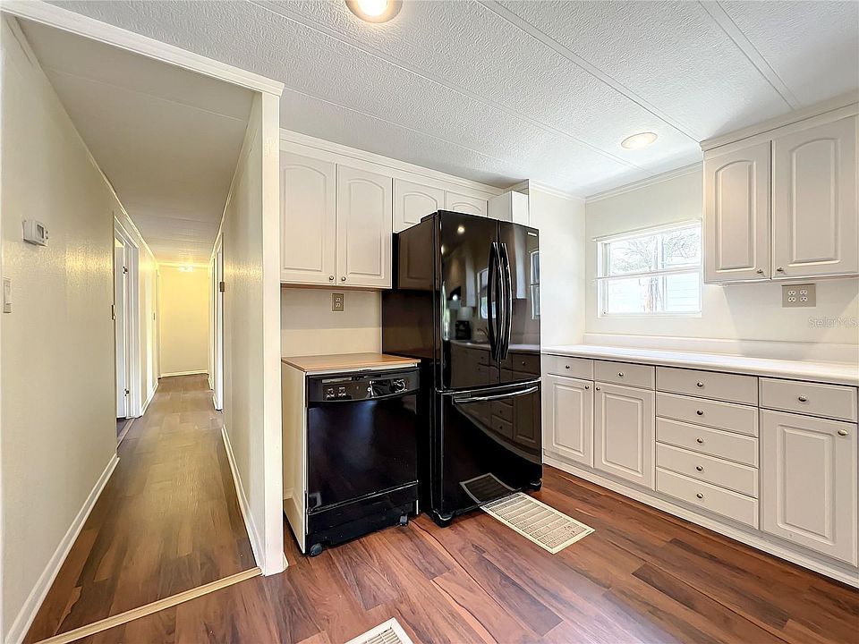 eat-in kitchen