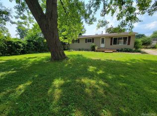 4673 Lindholm Dr, White Lake, MI 48383