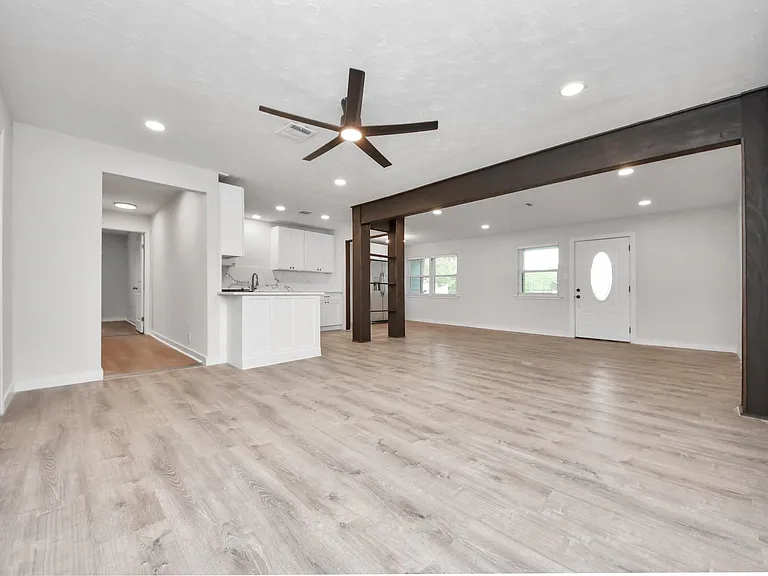 302 County Park Dr — Photo 4
