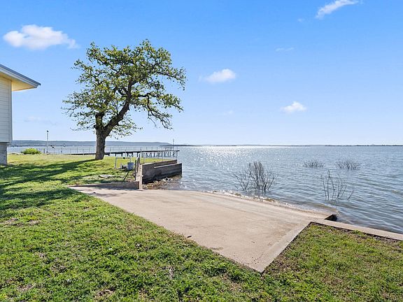 3rd image of 960 Lakeview Dr.