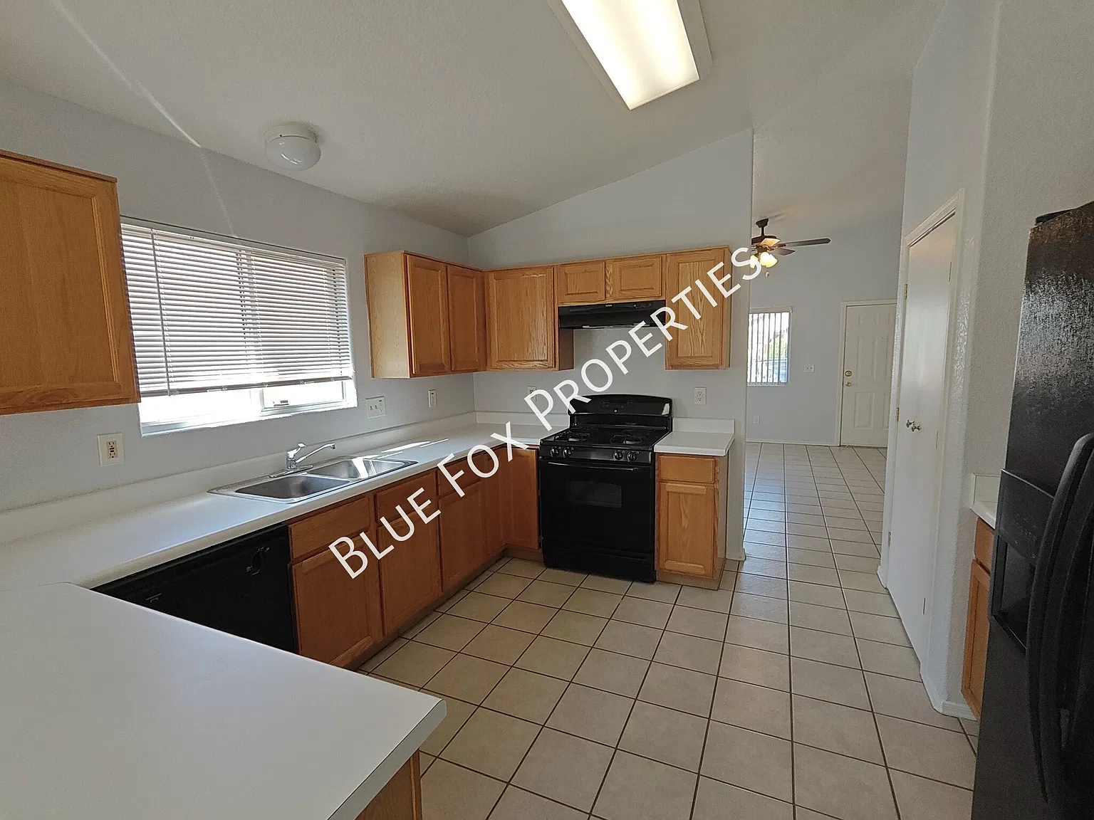 Beautiful home in Rita Ranch-No HOA — Photo 2
