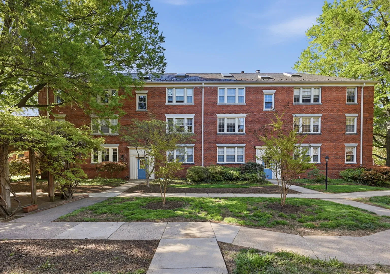 Cozy Studio Condo in Old Town Alexandria — Photo 2