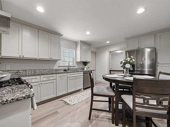 4th image of 3544 Bluebird St