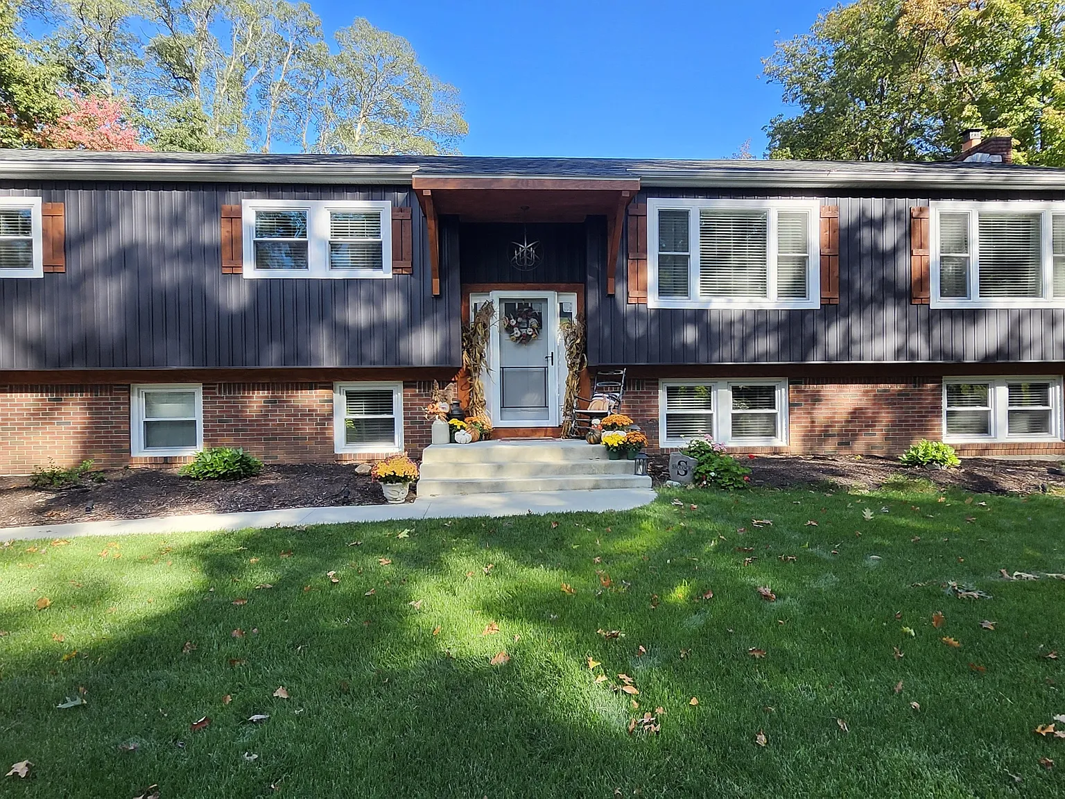 4 bed, 2.5 bath, 2700 sqft, $1,100 — Photo 1