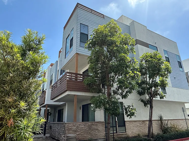 1688 Topanga — Photo 1