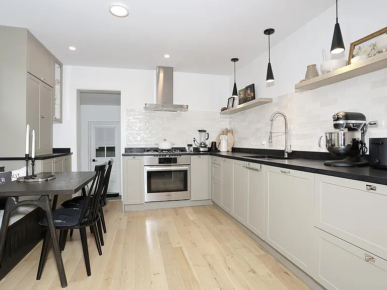 324 Godwin Ave — Photo 4