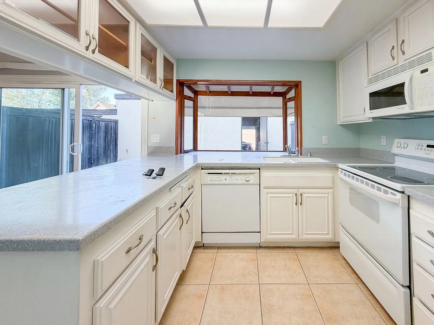 Spacious 2Bd 2,5Ba Townhome with 2 car garage — Photo 4