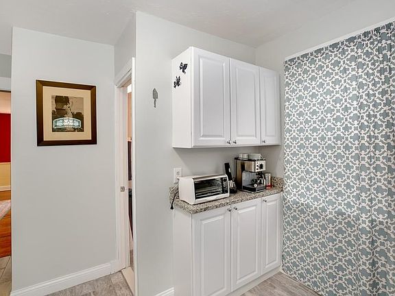 4th image of 55 Paine St