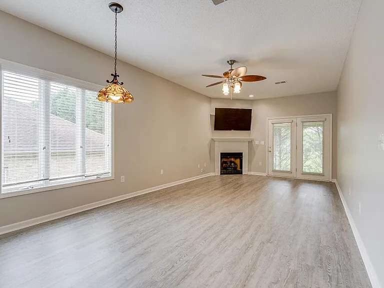 176 S Austin Springs Rd — Photo 3