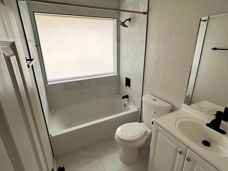 1605 Hawthorne Ln — Photo 9