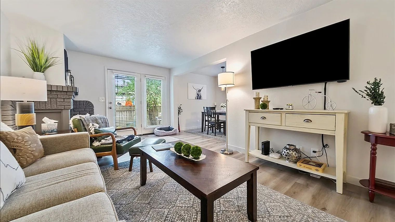 3 bed, 2.5 bath, 1345 sqft, $4,747 — Photo 3