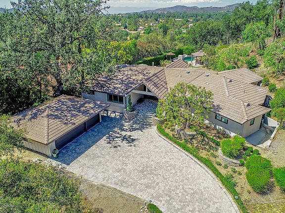 3rd image of 31701 Foxfield Dr