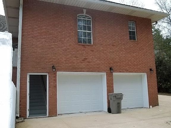 4th image of 1390 Glenmore Dr