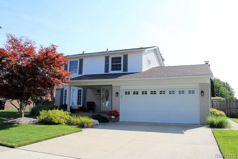 24553 Colonial Dr photo 1