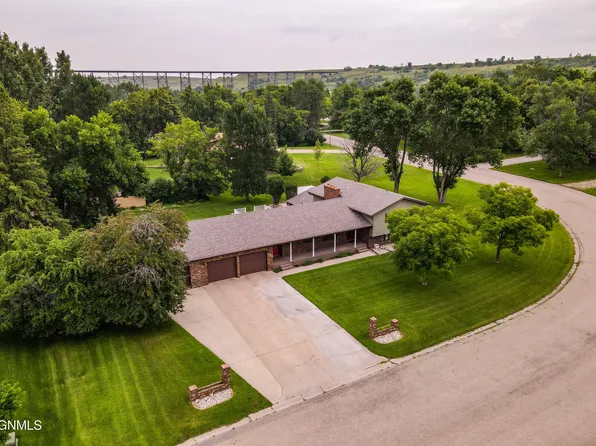 959 9th St NE, Valley City, ND 58072