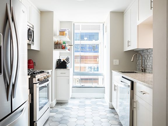 3rd image of 3 Avery St Unit 604