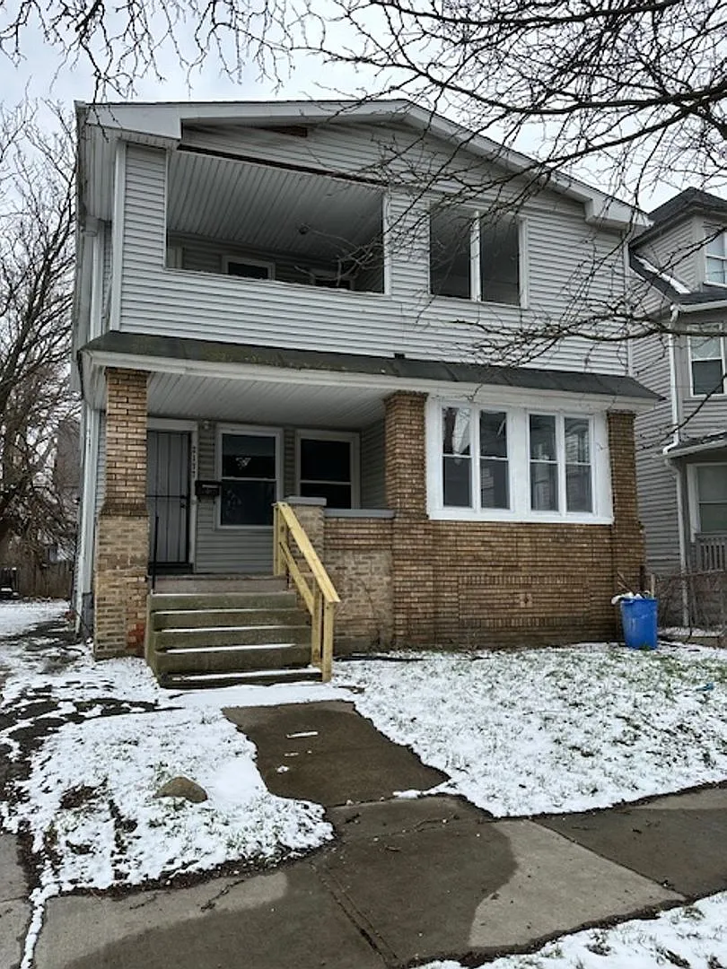 Large 7 Bedroom Home — Photo 1