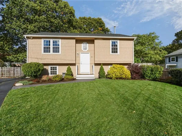 9 Chelmsford Ave, Warwick, RI 02889