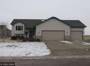 340 Woodridge Dr, Le Center, MN 56057