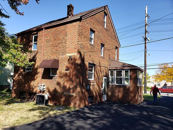 Super nice sunroom off the side of the home
