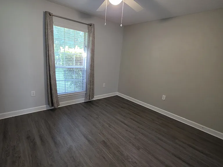 401 Hemlock Dr — Photo 9