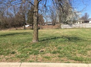Spruce St, Green Forest, AR 72638