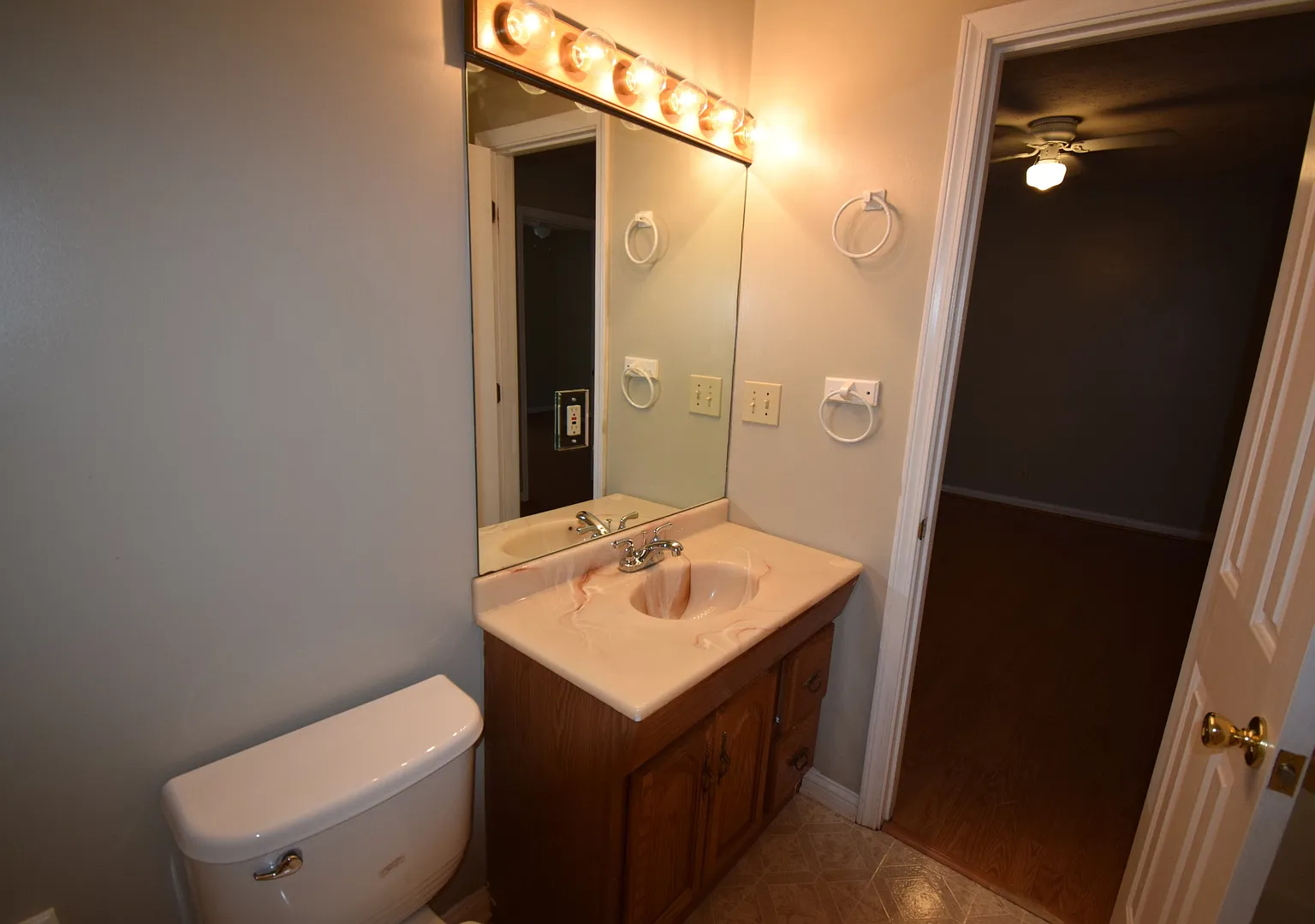 Newly Renovated 2 Bedroom Near Campus! — Photo 2