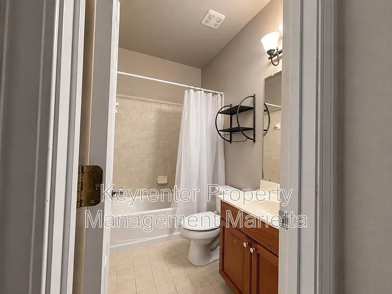 5 bed, 4.5 bath, 5563 sqft, $3,900 — Photo 2