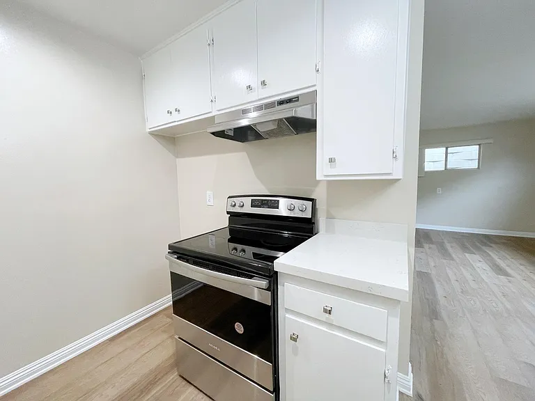 2851 Montrose Ave — Photo 12