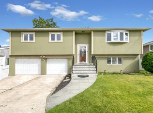 584 Yale St, Oceanside, NY 11572