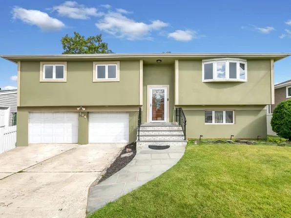 584 Yale St, Oceanside, NY 11572