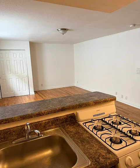 1515 N Farwell Ave — Photo 6