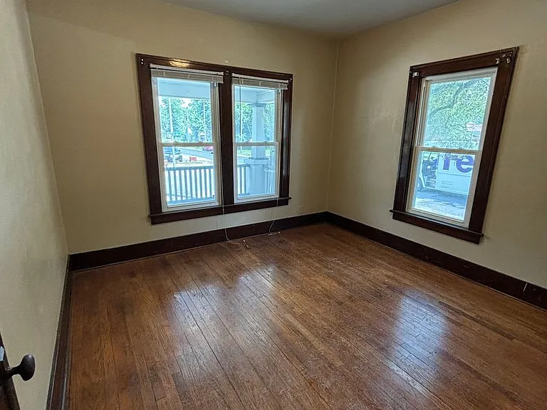 709 E Main St — Photo 3