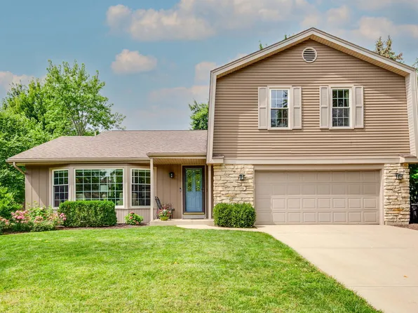 1211 Parliament Ct, Libertyville, IL 60048