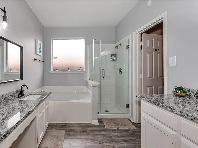 10815 Oak Bayou Ln — Photo 31