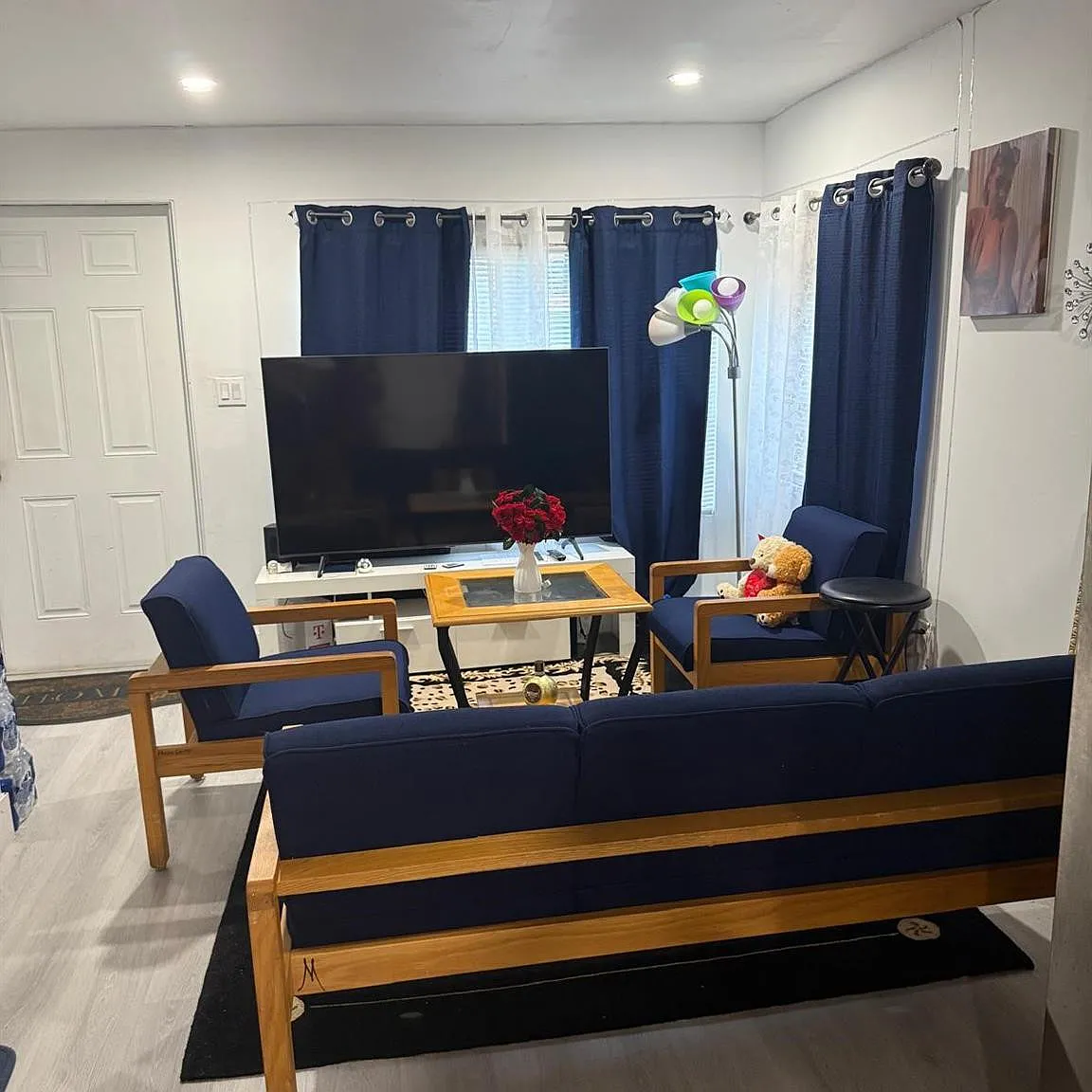 3 bed, 1.0 bath, 700 sqft, $2,000 — Photo 2