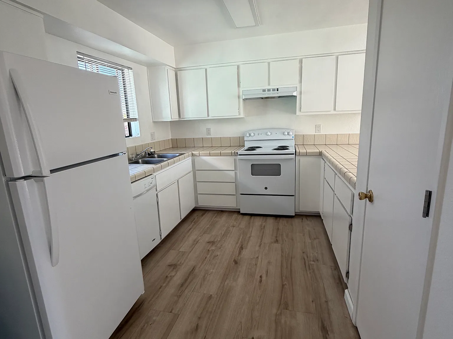 2 bed, 800 sqft, $1,800 — Photo 3