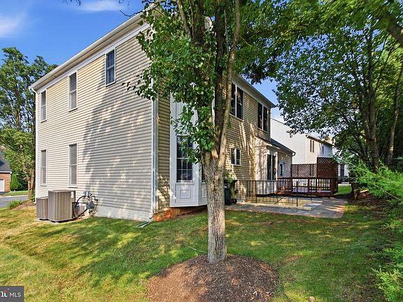 2nd image of 46405 Esterbrook Cir