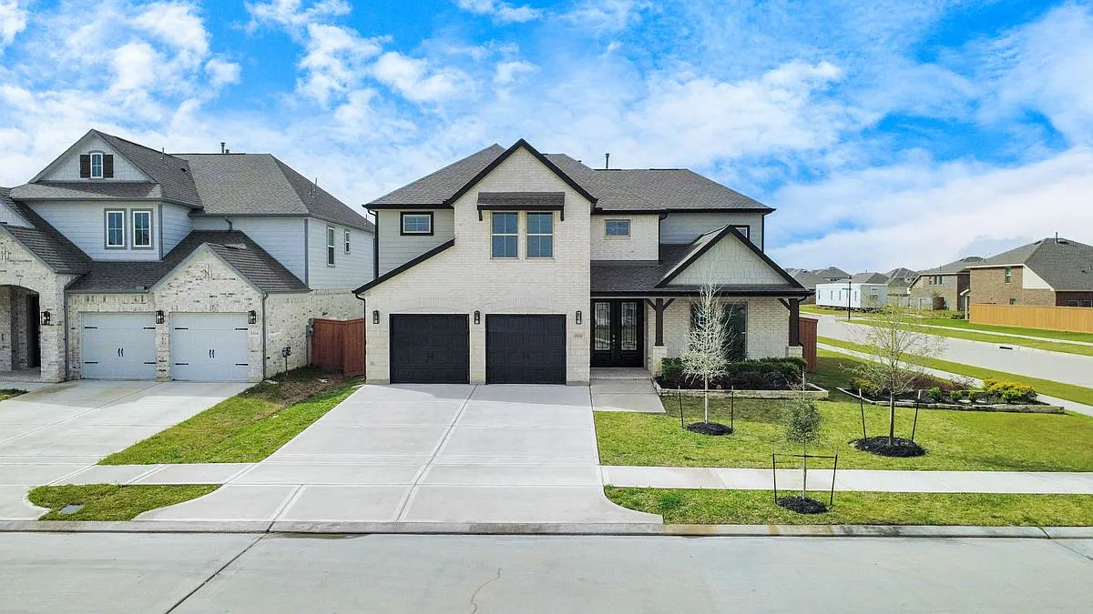 4 bed, 3.5 bath, 3630 sqft, $3,995 — Photo 1