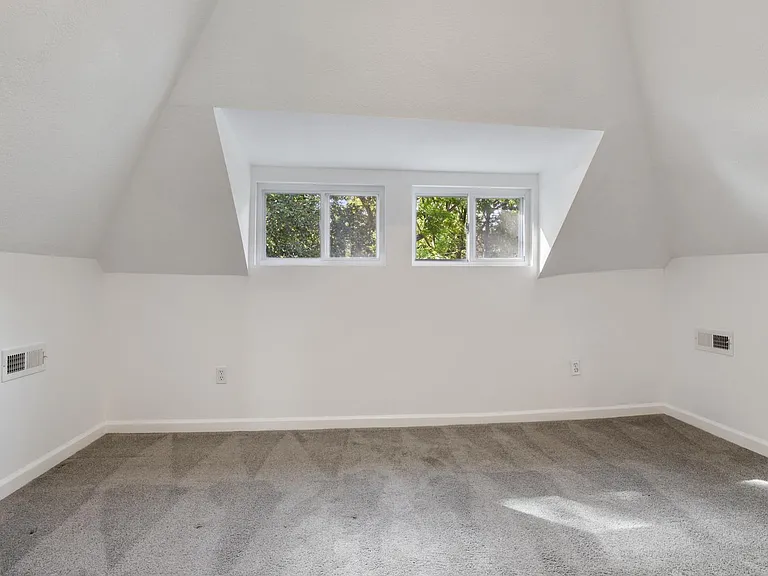 2032 Jefferson St — Photo 16