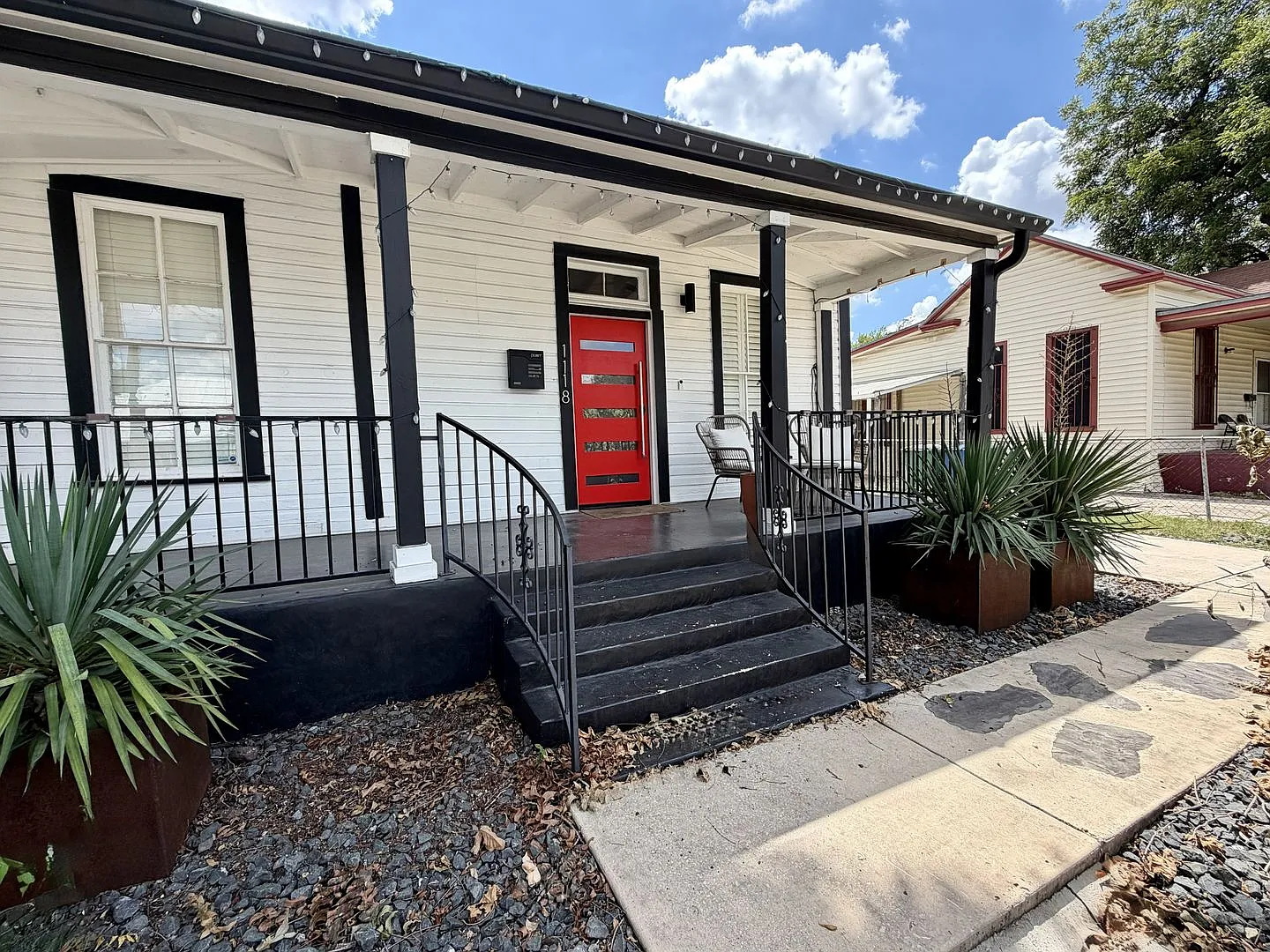 Beautiful Renovated Historical Home by Downtown SA! — Photo 3